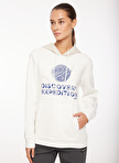 Discovery Expedition Kırık Beyaz Kadın Kapüşon Yaka Relaxed Fit Baskılı Sweatshirt D3WL-SWT21