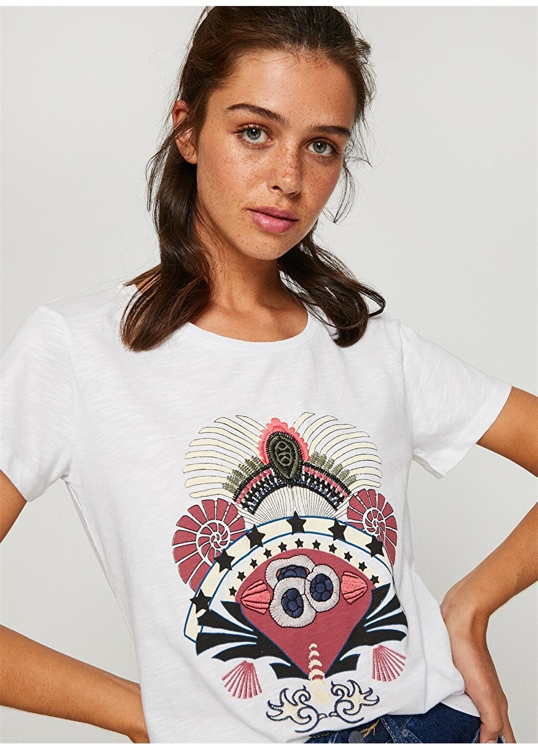 Koton Nakış Detaylı Ekru Kadın T-Shirt
