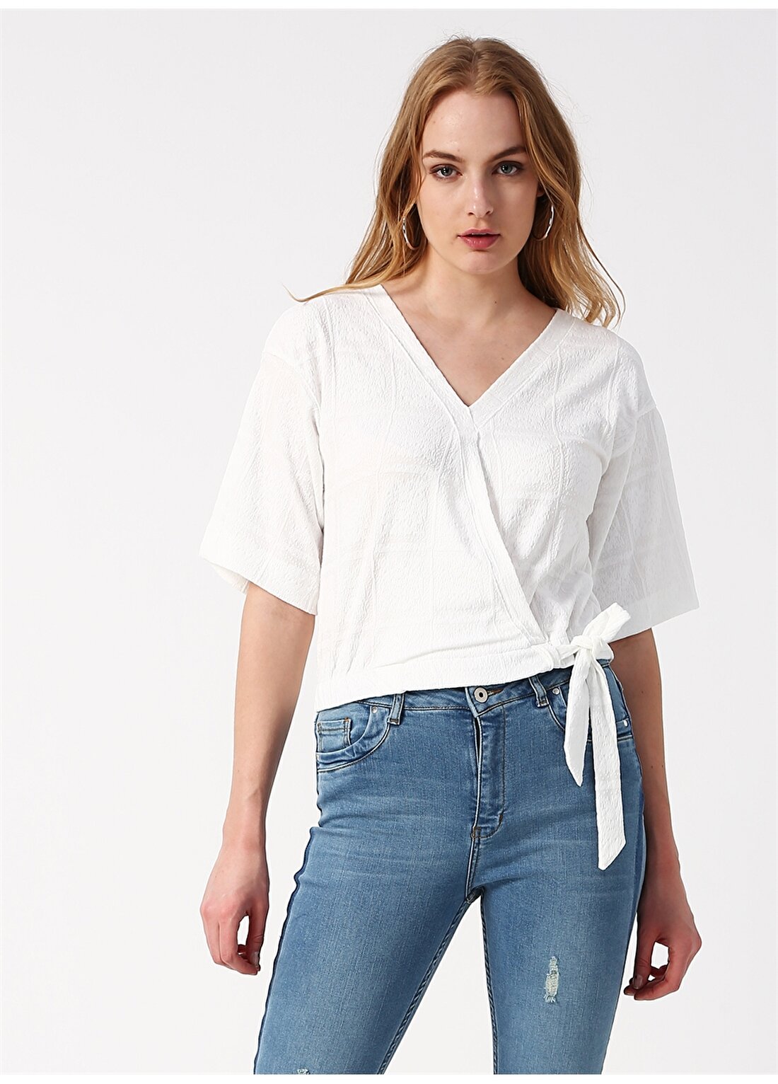 Koton Bel Detaylı V Yaka Beyaz Kadın T-Shirt
