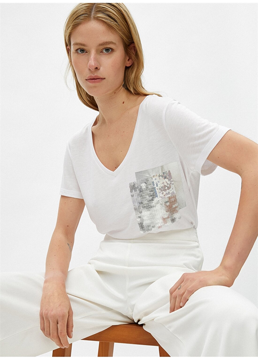 Koton V Yaka Beyaz Pullu Desen Kadın T-Shirt