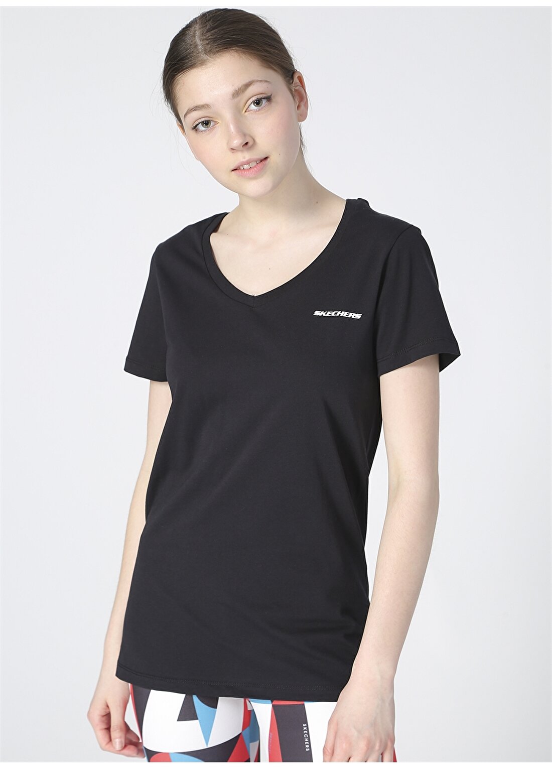 Skechers S202215-001 Graphic Tee W V Neck T-V Yaka Regular Fit Düz Siyah Kadın T-Shirt