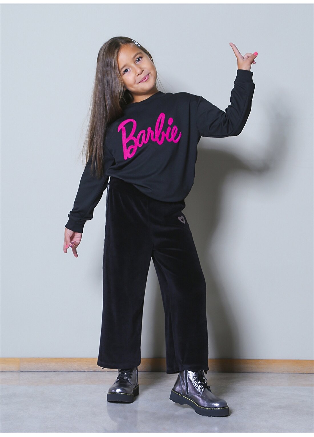 Barbie Bisiklet Yaka Standart Kalıp Baskılı Siyah Kız Çocuk Sweatshirt