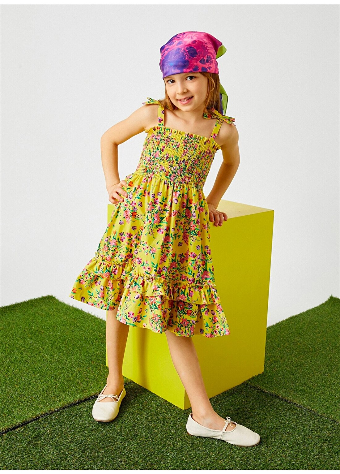 Koton 2SKG80018AW Kare Yaka Normal Kalıp Çiçek Desenli Sarı Kız Çocuk Elbise