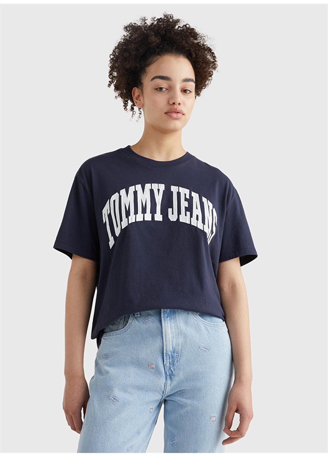 Tommy Jeans DW0DW13005C87 Yuvarlak Yaka Regular Fit Mavi Kadın T-Shirt