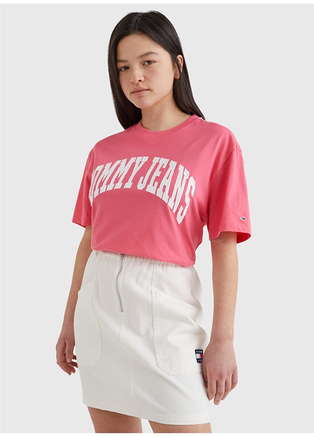 Tommy Jeans DW0DW13005TIJ Yuvarlak Yaka Regular Fit Pembe Kadın T-Shirt