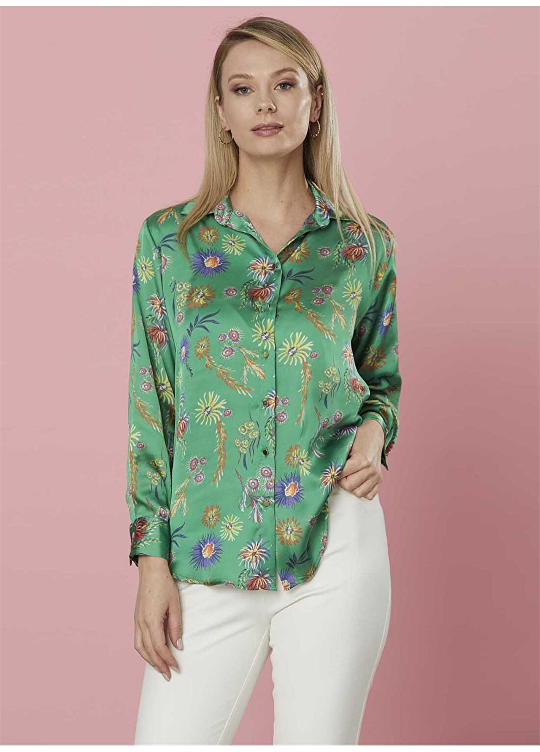 Selen Gömlek Yaka Çiçek Desenli Yeşil Kadın Saten Bluz - 22YSL8288