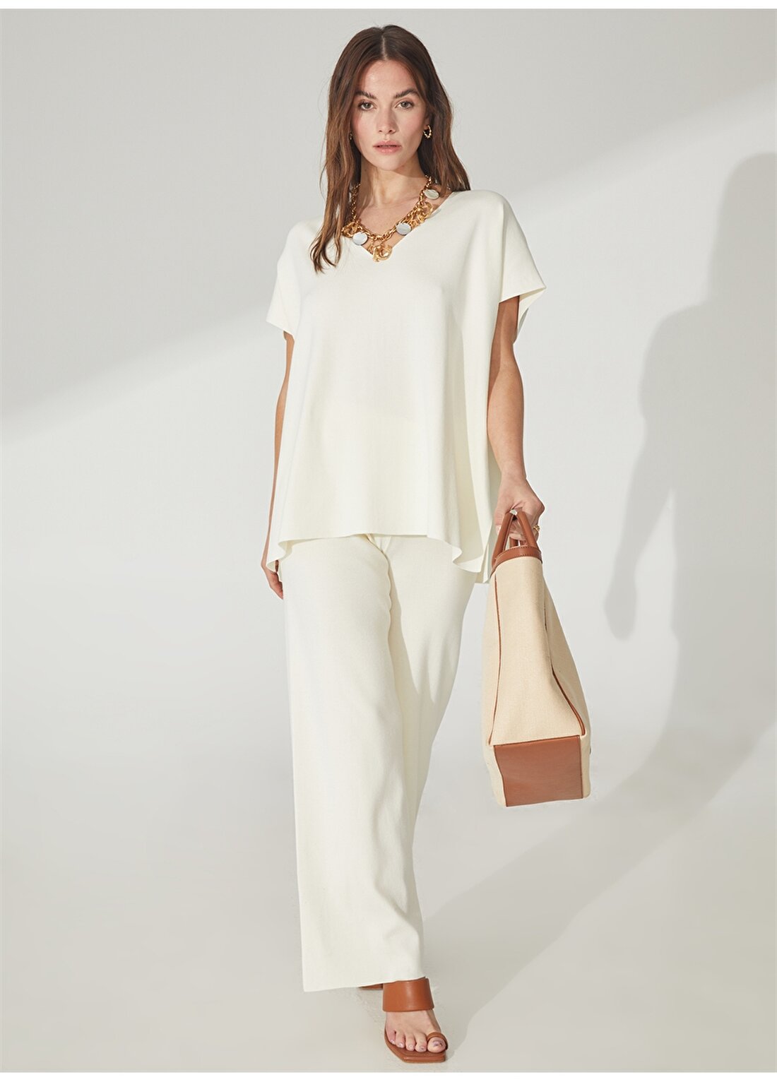 Akep V Yaka Düz Beyaz Kadın Bluz GLKD01015
