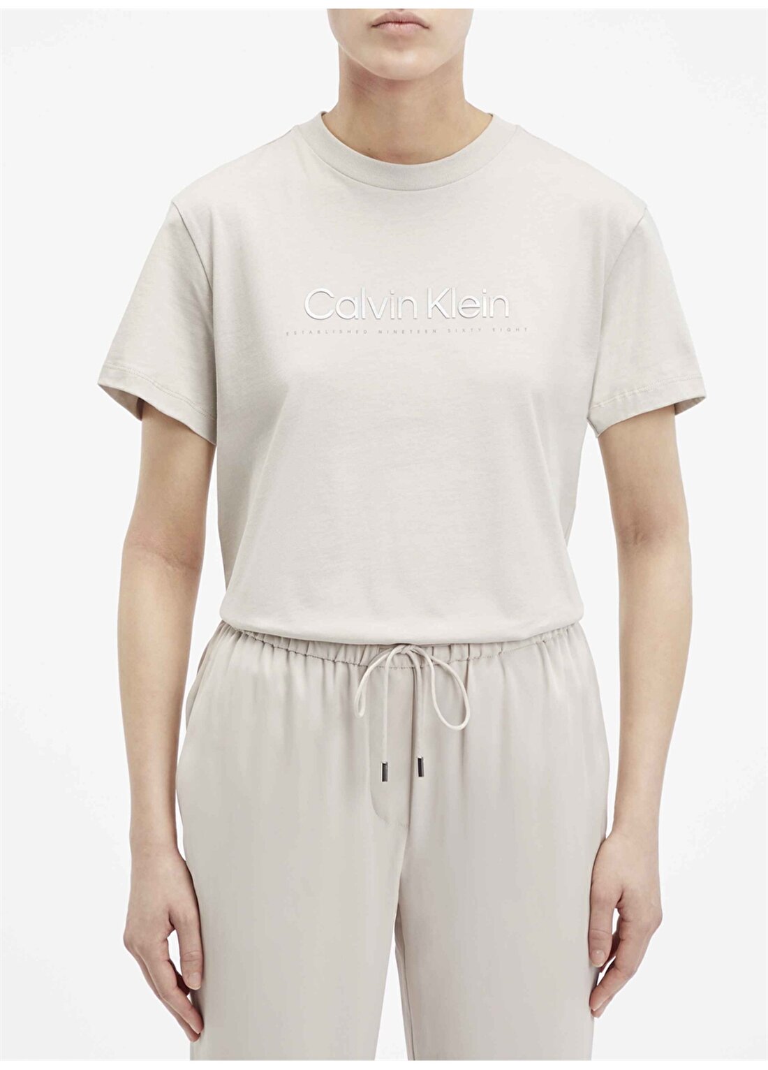 Calvin Klein Bisiklet Yaka Düz Bej Kadın T-Shirt SATIN PRINT GRAPHIC T SHIRT