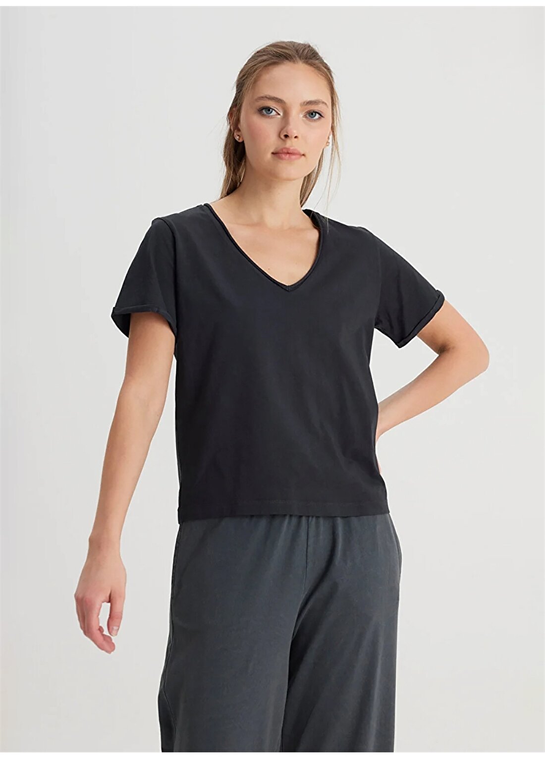 Wrangler V Yaka Siyah Kadın T-Shirt W241664001-V Yaka T-Shirt