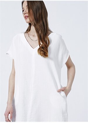 Fabrika Comfort Kadın V Yaka Diz Üstü Geniş Fit Armürlü Beyaz Elbise CM-ALFREDO