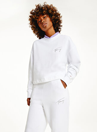 TOMMY JEANS DW0DW12041YBR Yuvarlak Yaka Relaxed Beyaz Kadın Sweatshirt