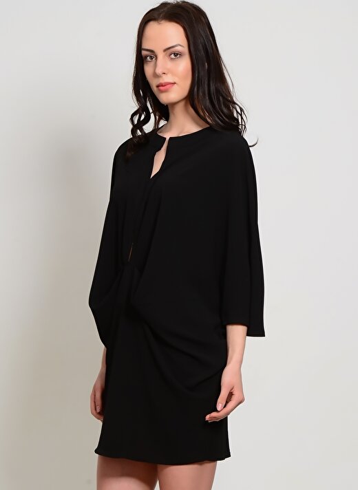 Liquorish Yuvarlak Yaka Diz Üstü Dökümlü Siyah Kadın Mini Elbise 3