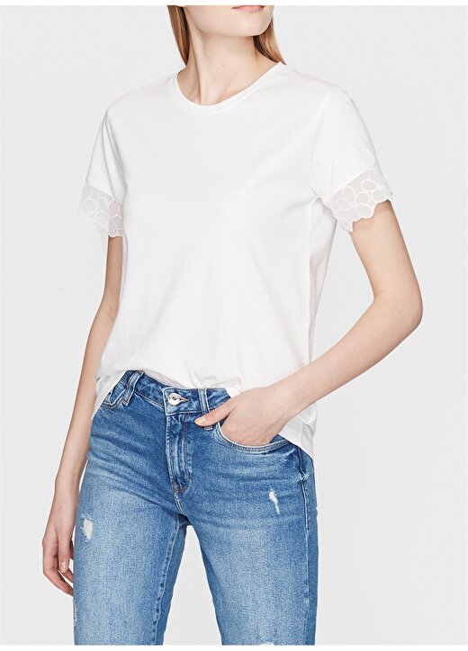 Mavi Kolları Dantel Detaylı Penye Kırık Beyaz T-Shirt 1