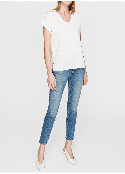 Mavi V Yaka Standart Düz Koyu Beyaz Kadın T-Shirt 2
