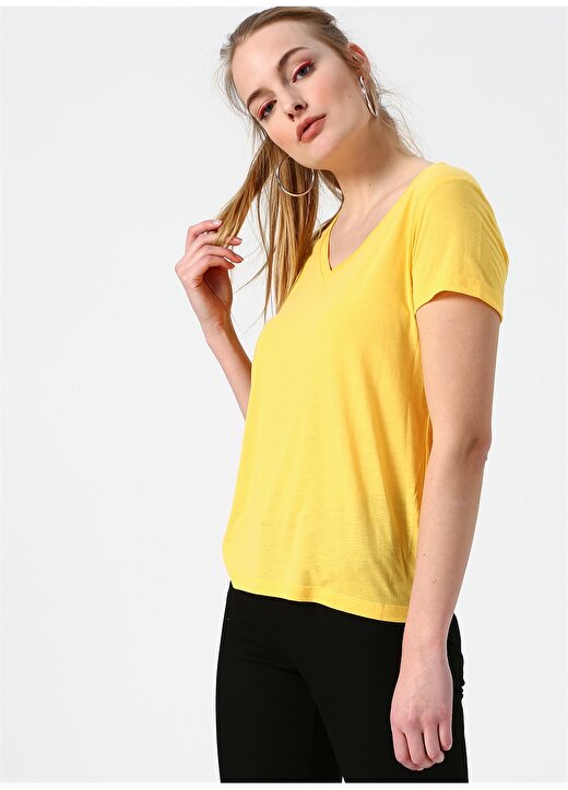 Vero Moda V Yaka Sarı Kadın T-Shirt 3
