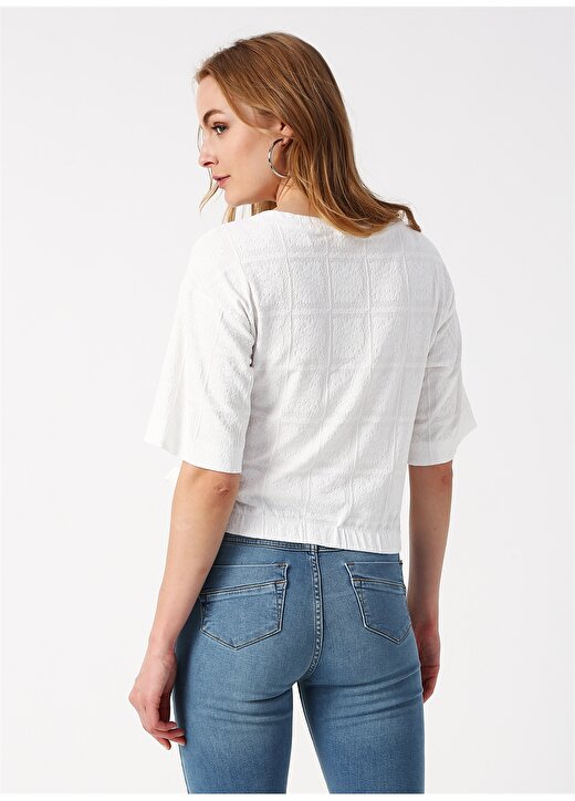 Koton Bel Detaylı V Yaka Beyaz Kadın T-Shirt 4