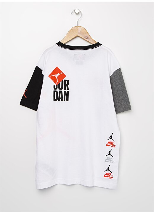 Nike 957311JDB Beyaz Erkek Çocuk T-Shirt 2