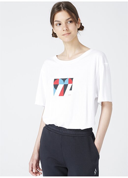 Skechers S211160-100 Graphic Tee W Crew Neck O Yaka Loose Fit Baskılı Beyaz Kadın T-Shirt 2
