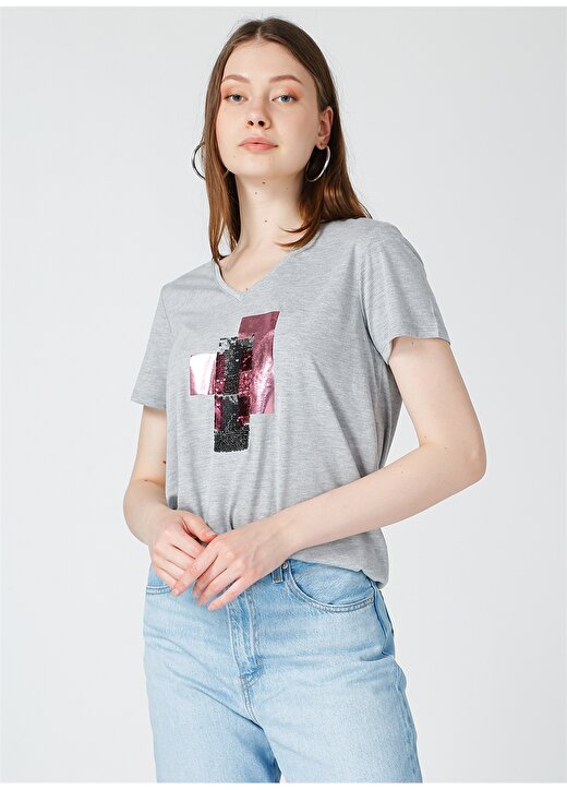 Fabrika V Yaka Gri Melanj Nakışlı Kadın T-Shirt 2