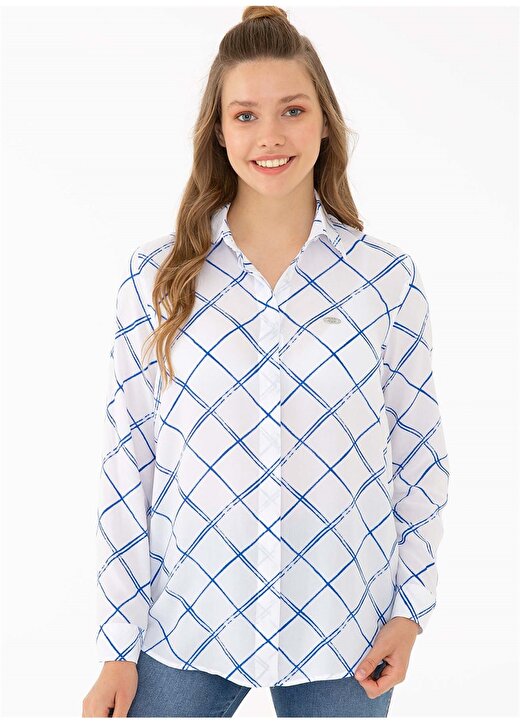 U.S. Polo Assn. Comfort Fit Klasik Gömlek Yaka Uzun Kollu Mavi Desenli Beyaz Kadın Gömlek 1