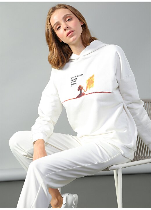 Cem Güventürk X Boyner Kapüşonlu Geniş Fit Baskılı Beyaz Kadın Sweatshirt 2