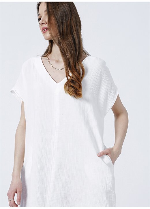 Fabrika Comfort Kadın V Yaka Diz Üstü Geniş Fit Armürlü Beyaz Elbise CM-ALFREDO 1