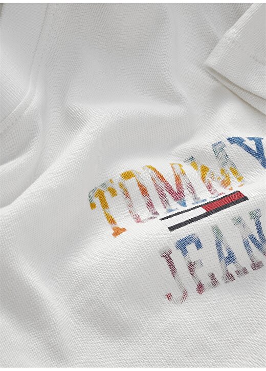 Tommy Jeans DW0DW12039YBR Yuvarlak Yaka Regular Fit Beyaz Kadın T-Shirt 2