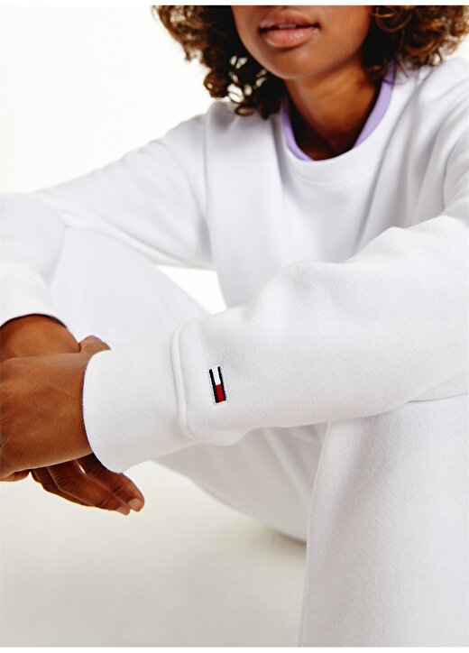 Tommy Jeans DW0DW12041YBR Yuvarlak Yaka Relaxed Beyaz Kadın Sweatshirt 2