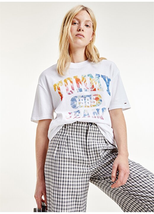 Tommy Jeans DW0DW11918YBR Yuvarlak Yaka Regular Fit Beyaz Kadın T-Shirt 1