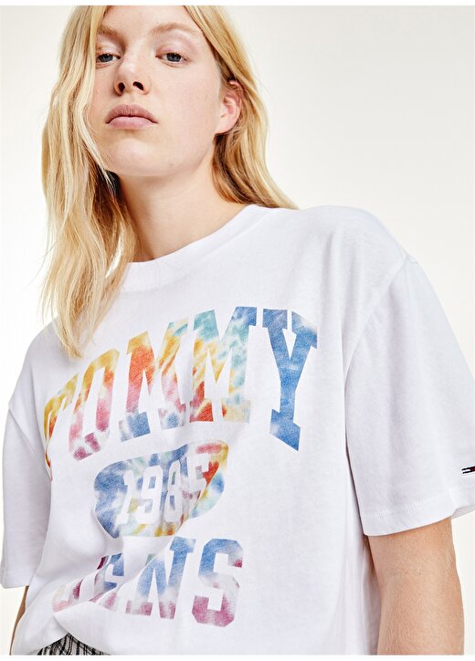 Tommy Jeans DW0DW11918YBR Yuvarlak Yaka Regular Fit Beyaz Kadın T-Shirt 2