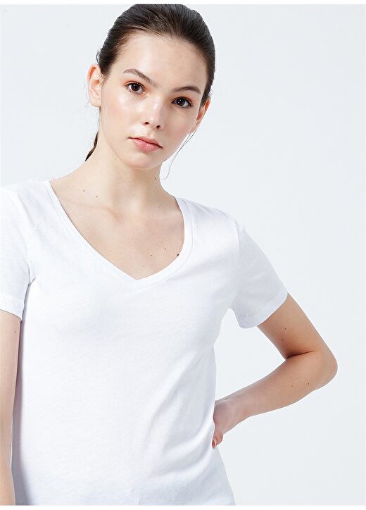 Lee Cooper 222 LCF 242008 V Yaka Normal Kalıp Düz Beyaz Kadın T-Shirt 3