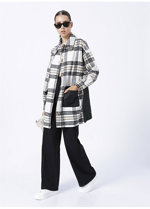 Fabrika Comfort Geniş Fit Kareli Beyaz - Siyah Kadın Shacket Ceket CM-IDEN 2