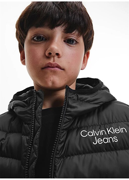 Calvin Klein Siyah Erkek Çocuk Kapüşonlu Uzun Kollu Düz Mont IB0IB01270 4