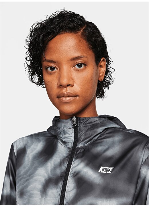 Nike Siyah - Gri - Gümüş Kapüşonlu Kadın İnce Mont DQ6679-010 W RPL IC WVN JKT CE AOP 4