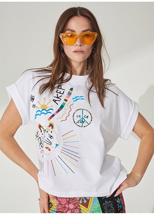 Akep Bisiklet Yaka Nakışlı Beyaz Kadın T-Shirt TSKD01232 2