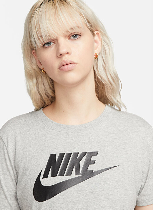Nike Siyah - Gri - Gümüş Kadın Yuvarlak Yaka T-Shirt DX7906-063 W NSW TEE ESS ICN FTRA    1