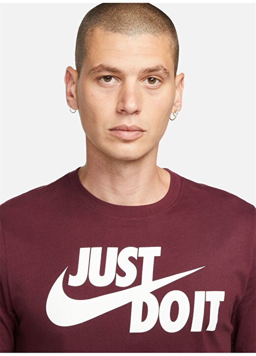 Nike Bordo Erkek Yuvarlak Yaka Regular Fit T-Shirt AR5006-682 M NSW TEE JUST DO IT SWO 4
