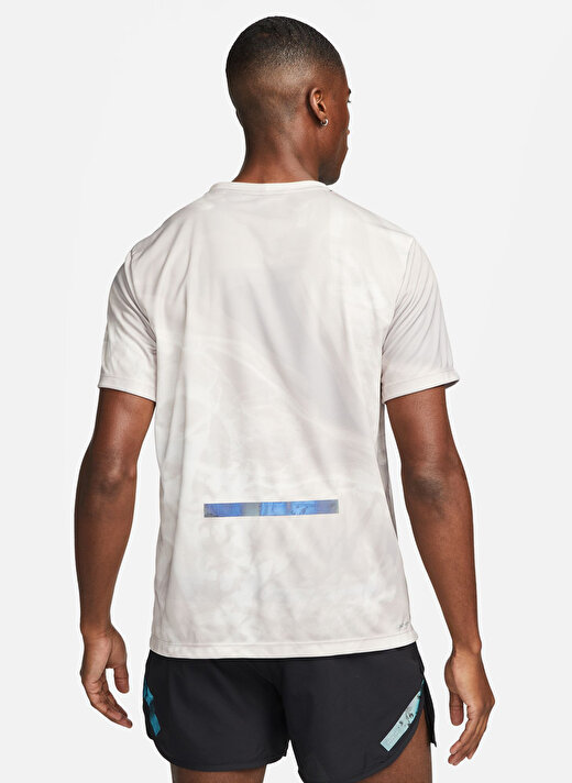 Nike Siyah - Gri - Gümüş Erkek Yuvarlak Yaka Regular Fit T-Shirt FB6879-012 M NK DF RUN DVN RISE 365 2