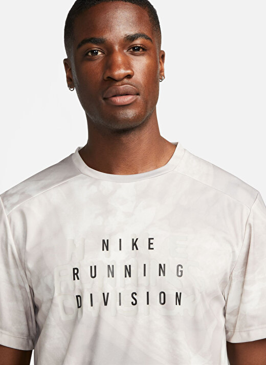 Nike Siyah - Gri - Gümüş Erkek Yuvarlak Yaka Regular Fit T-Shirt FB6879-012 M NK DF RUN DVN RISE 365 4