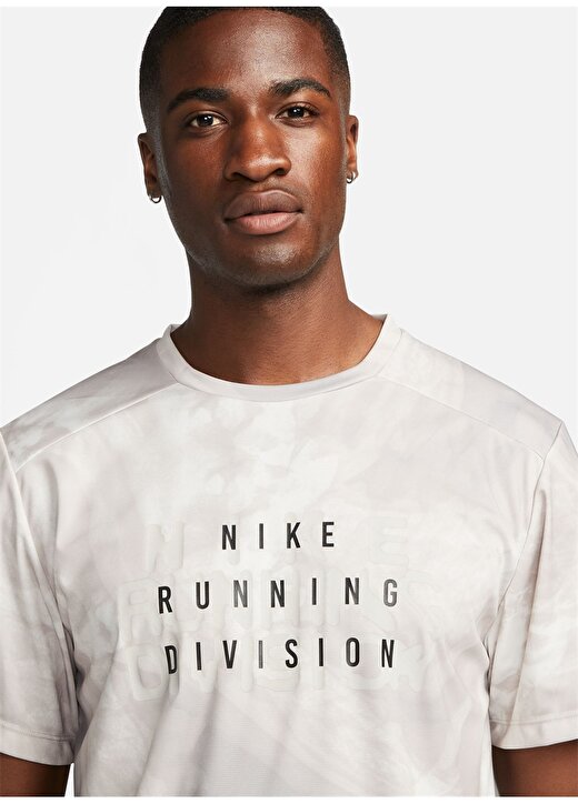 Nike Beyaz Erkek Yuvarlak Yaka Regular Fit T-Shirt FB6879-012 M NK DF RUN DVN RISE 365 4