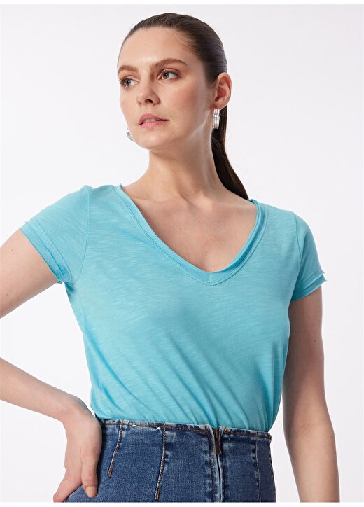 Sisley V Yaka Açık Mavi Kadın T-Shirt 3TNHL400E 2