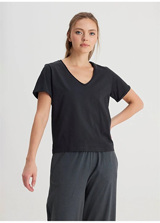Wrangler V Yaka Siyah Kadın T-Shirt W241664001-V Yaka T-Shirt 1