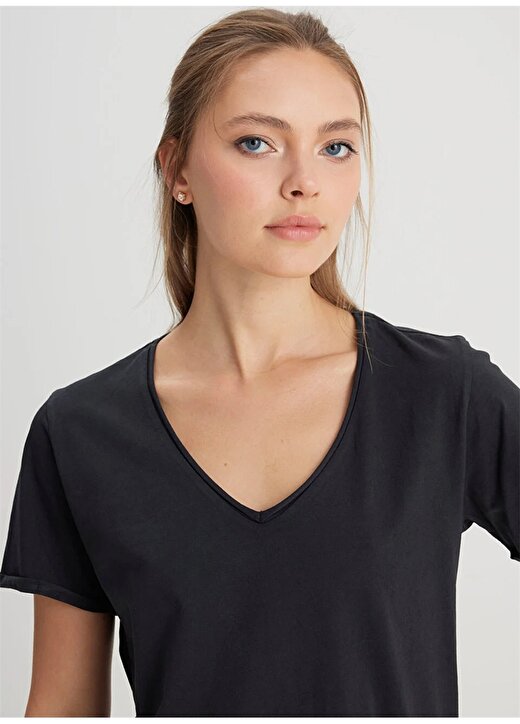 Wrangler V Yaka Siyah Kadın T-Shirt W241664001-V Yaka T-Shirt 3