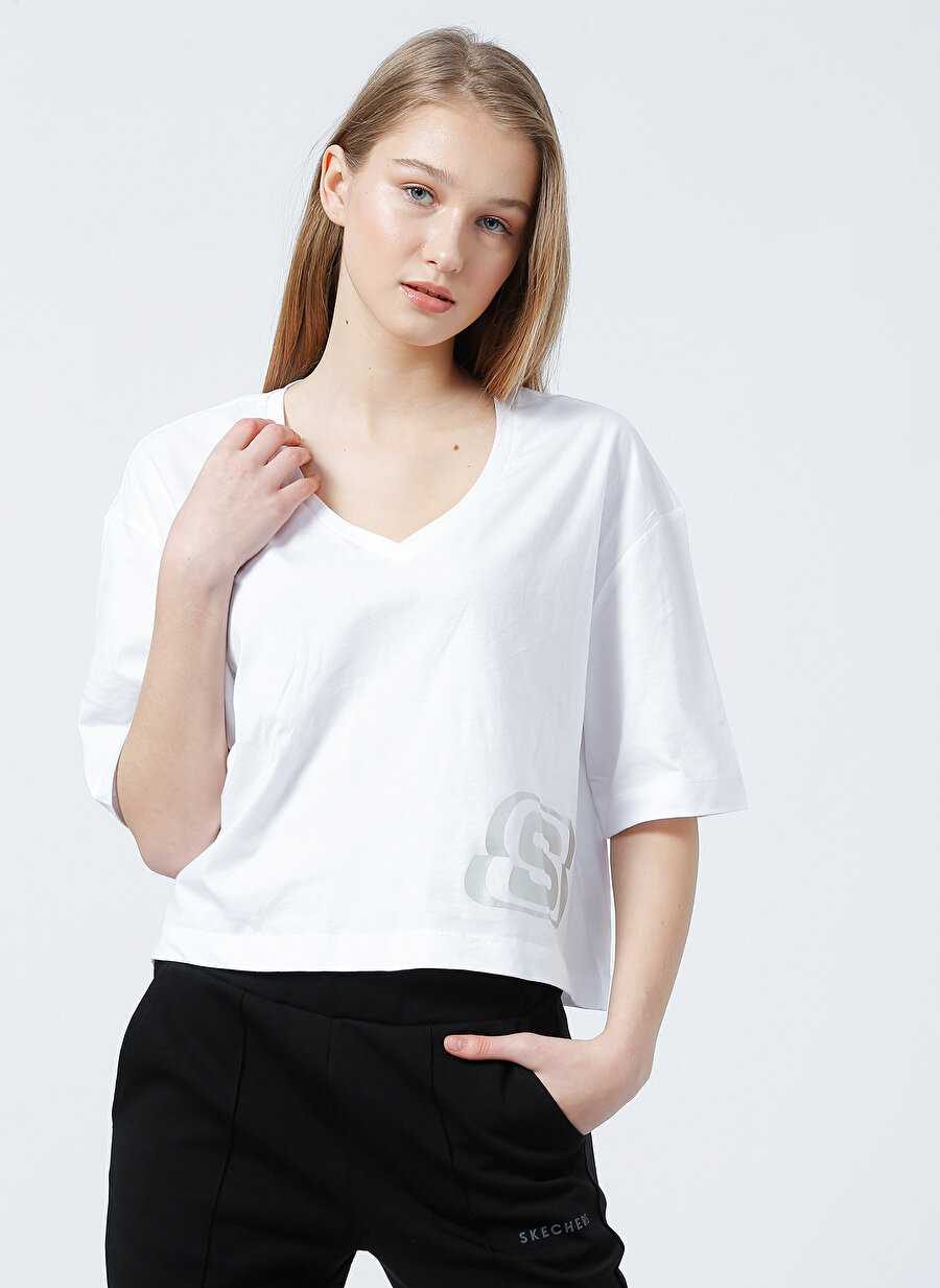 Skechers S221174-102 Shiny Logo V Yaka Cropped Fit Düz Kırık Beyaz Kadın T-Shirt