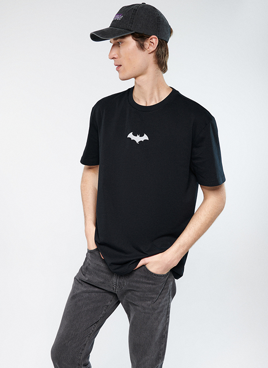 Mavi Bisiklet Yaka  Loose Fit Baskılı Siyah Erkek T-Shirt  -  M066878-900_Batman