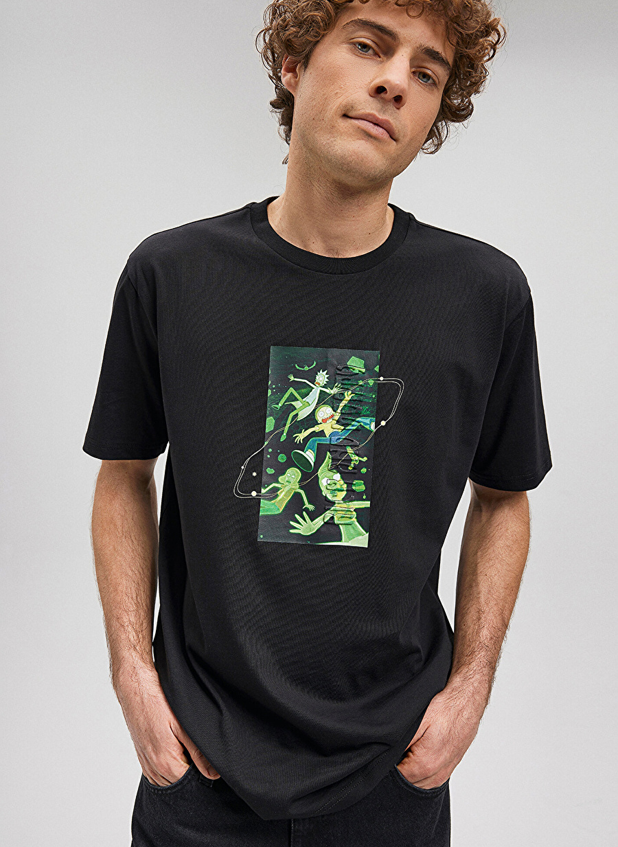 Mavi Düz Yaka Düz Siyah Erkek T-Shirt M0611972-900_RICK & MORTY TİŞÖRT