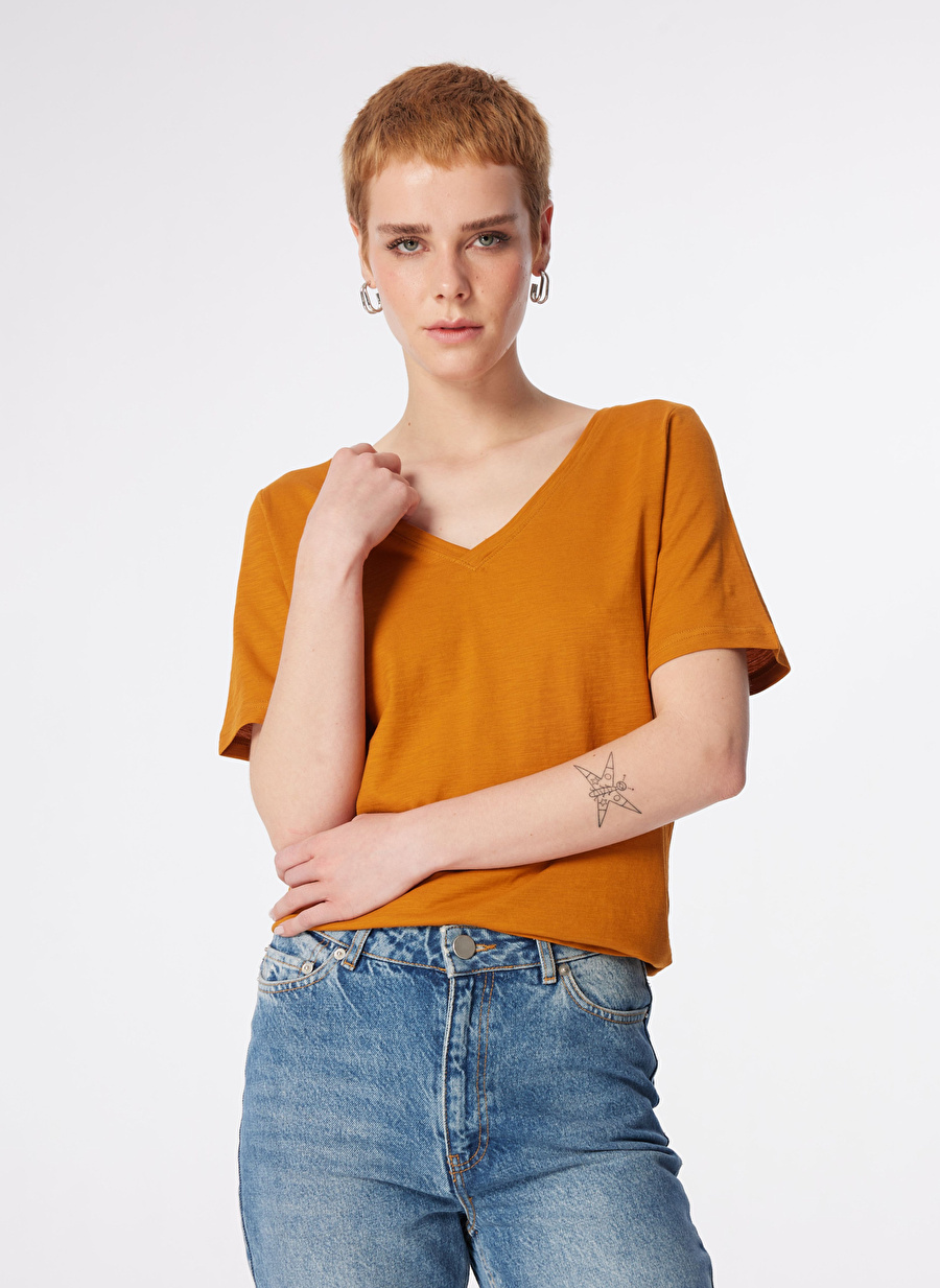 Benetton V Yaka Taba Kadın T-Shirt 3BVXD400H