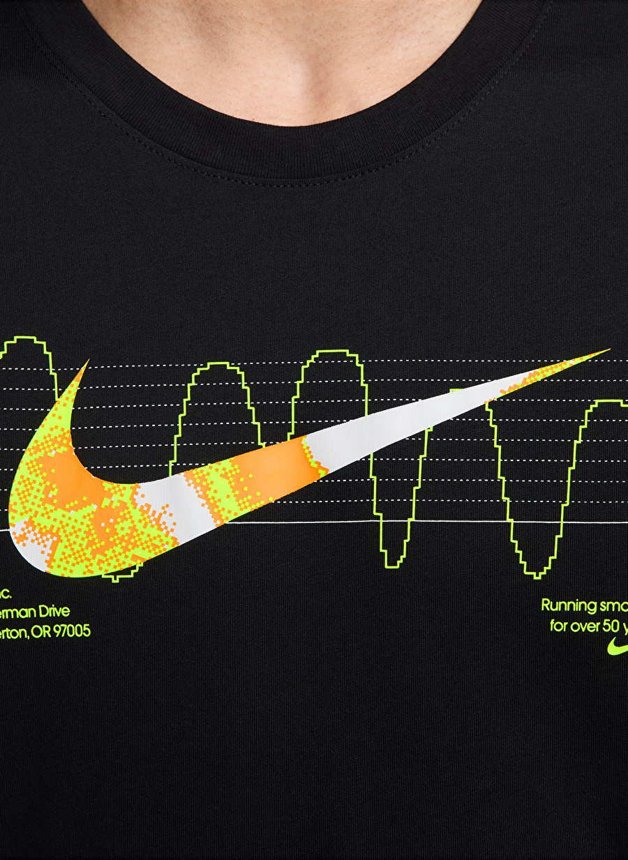 Nike Erkek Siyah Düz Yaka Standart Fit T-Shirt FV8390-010 M NK DF TEE IYKYK RUN SU _2