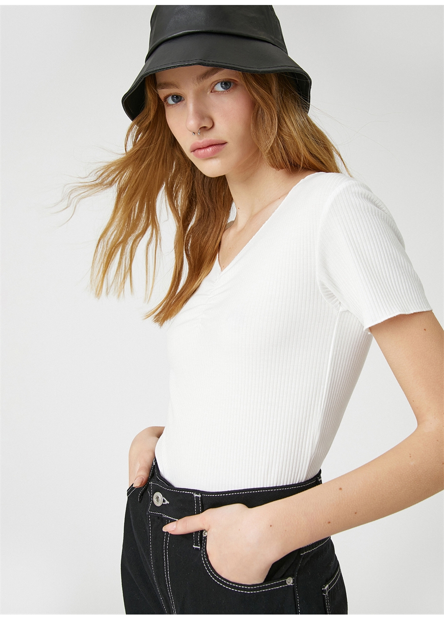 Koton V Yaka Düz Kırık Beyaz Kadın T-Shirt 3SAL10137IK
