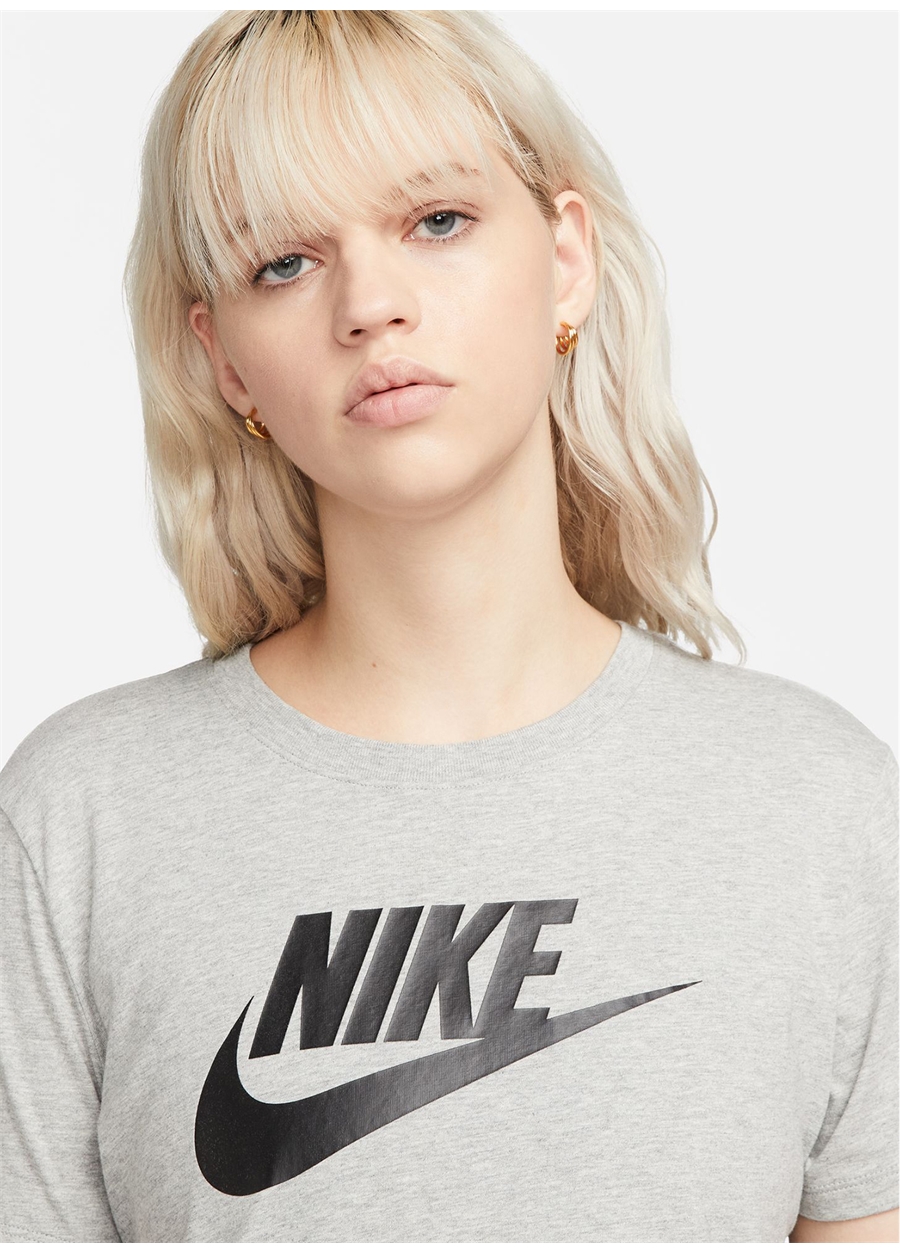 Nike Siyah - Gri - Gümüş Kadın Yuvarlak Yaka T-Shirt DX7906-063 W NSW TEE ESS ICN FTRA